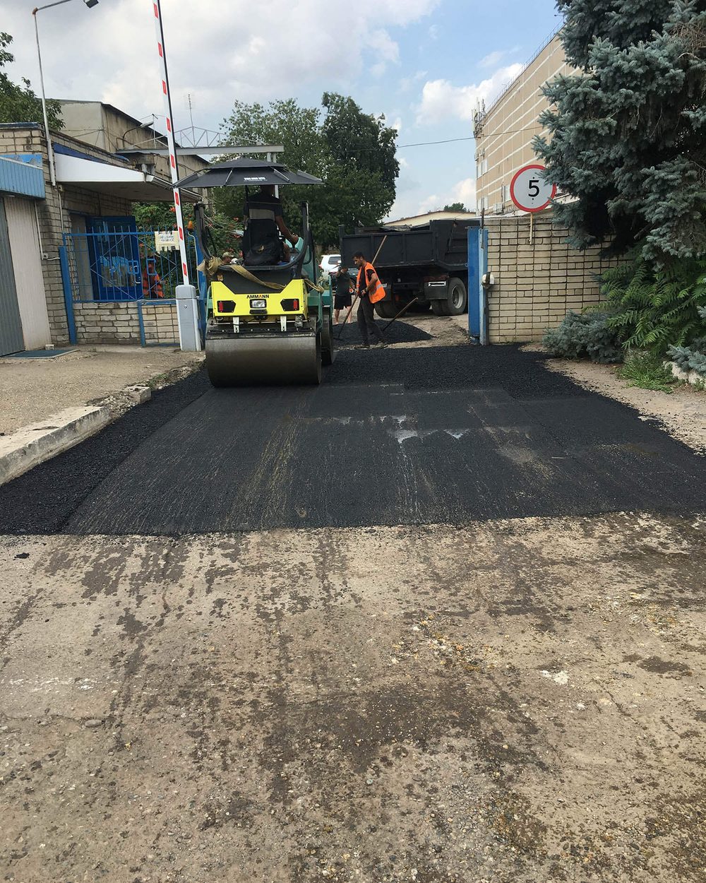 Ямочный ремонт: каток уплотняет свежую заплату на въезде
